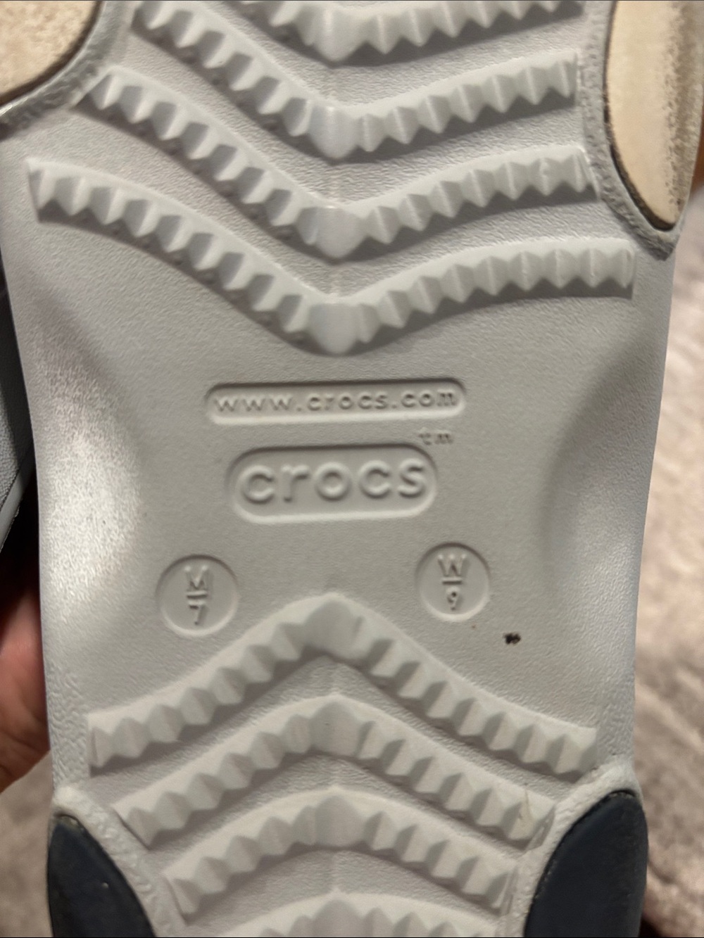 CROCS Silver Foam Flip-Flops men 7 women’s 9 - Picture 4 of 4
